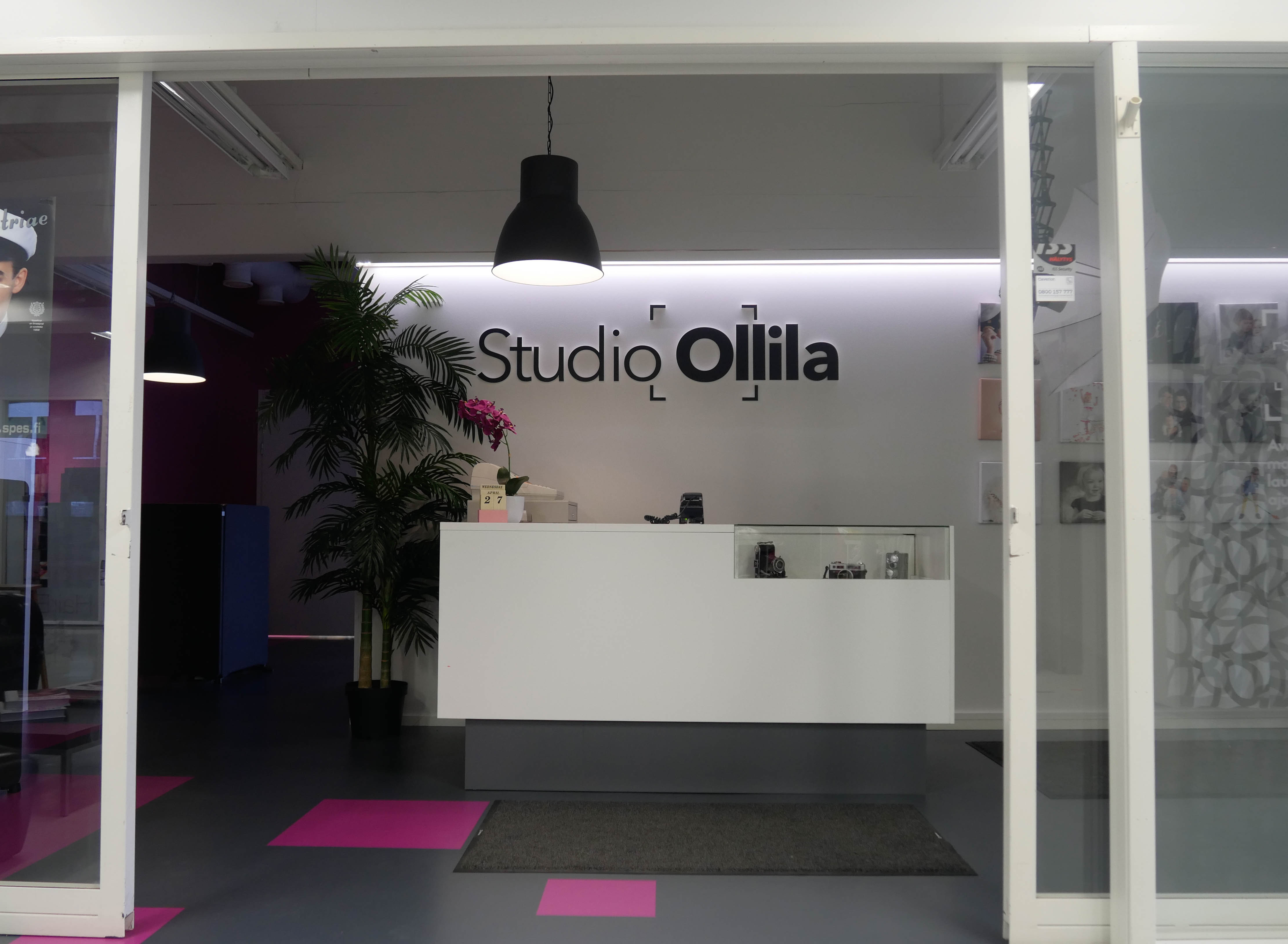 Studio Ollilan sisäänkäynti ja vastaanottotiski.