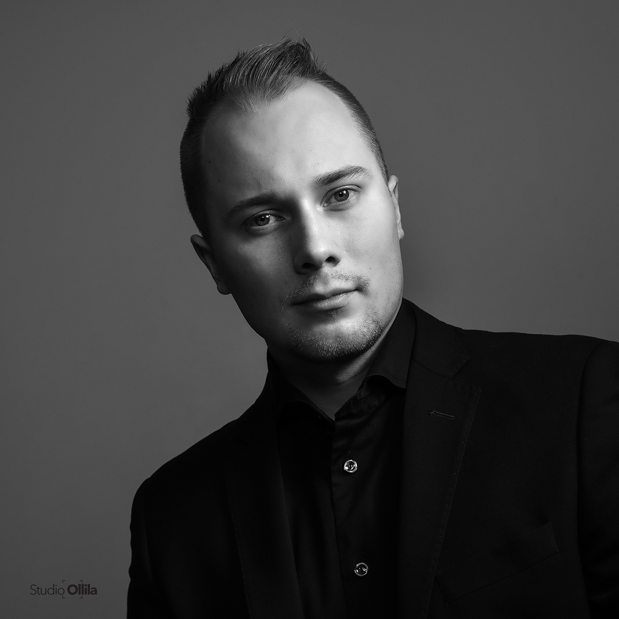 Esimerkki CV- ja henkilöstökuvauksen studiomuotokuvasta.