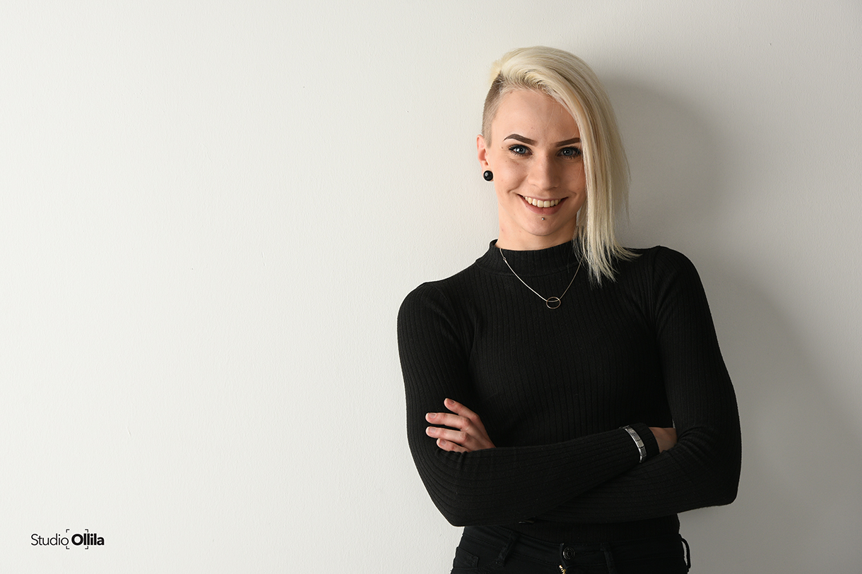 Esimerkki CV- ja henkilöstökuvauksen studiomuotokuvasta.