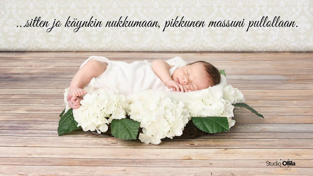 Vastasyntynyt nukkuu vihreällä peitteellä.