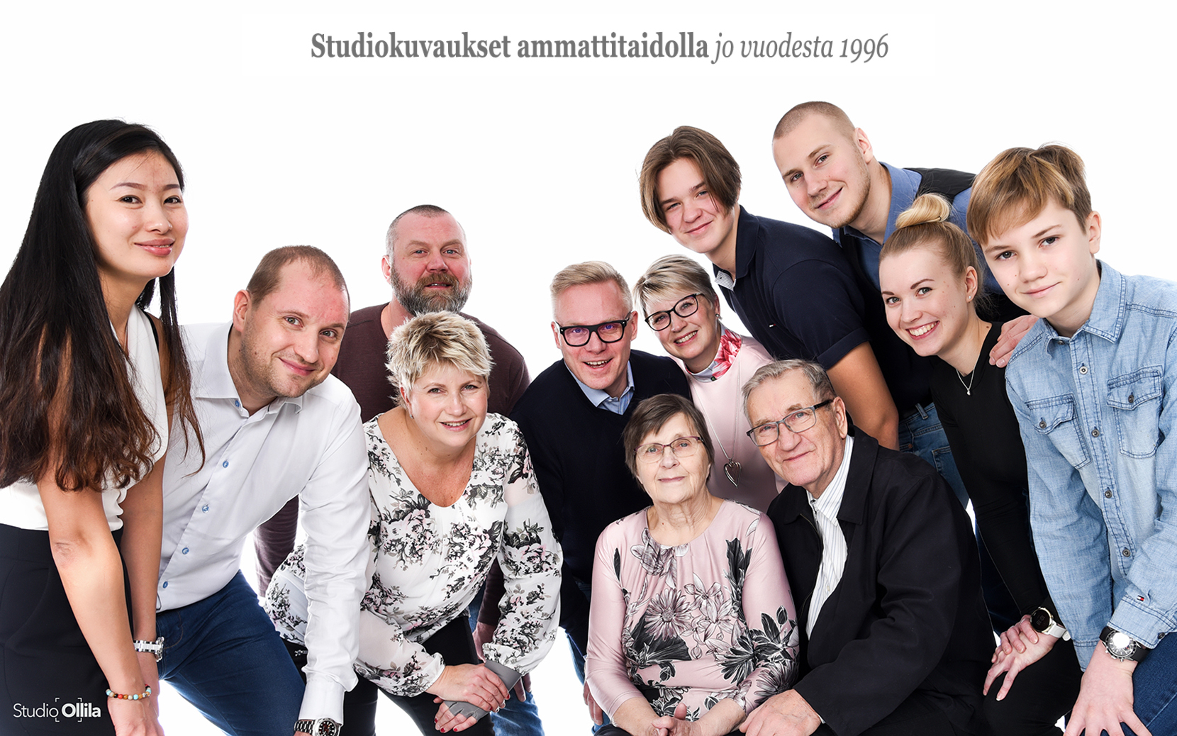 Monen sukupolven perhe yhteisessä studiokuvassa. Studio Ollila.